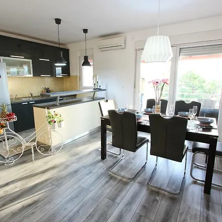 Apartment Podstrana